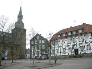 heutiger Busbahnhof mit ev. Kirche und alter Schule