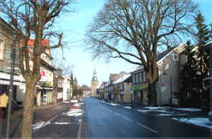 Hauptstrae mit Kirche im Feb.2001